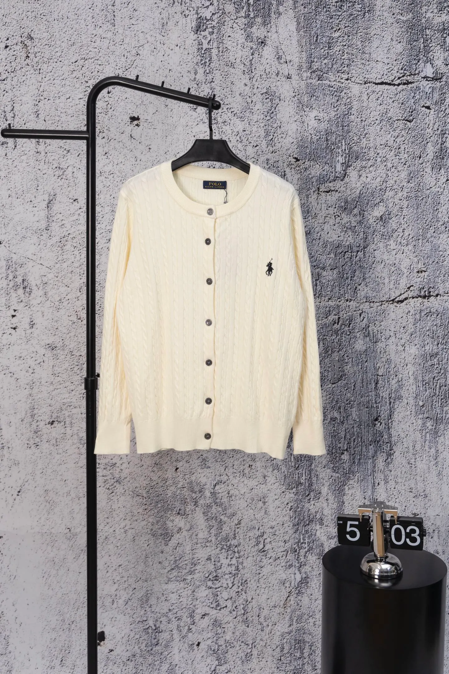 P170 Ralph Lauren Classic Round Neck Solid Color Pony Embroidered Logo Knitted Cardigan Long Sleeve Ralph Lauren Classic Basic Versatile Twist Knitted Cardigan Long Sleeve Main supply platform live broadcast Wholesale entity Replenish when out of stock Not removed from the shelves Quality 1:1 patterning Complete three standards Correct version of pony logo Imported quality cotton yarn Focus on high-end Cost-effective Good quality Needless to say Zhao Lusi's same style is really amazing, so sweet I'm so beautiful. This cardigan is really good-looking. It's simple and easy to wear. It's a must-have for goddess ootd. Good-looking clothes are never picky. A must-have in the wardrobe of goddesses. Size: S-XL. Color: black, apricot, gray, navy, red, white.